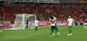 Palmeiras derrota o Inter e assume a liderança do Brasileirão