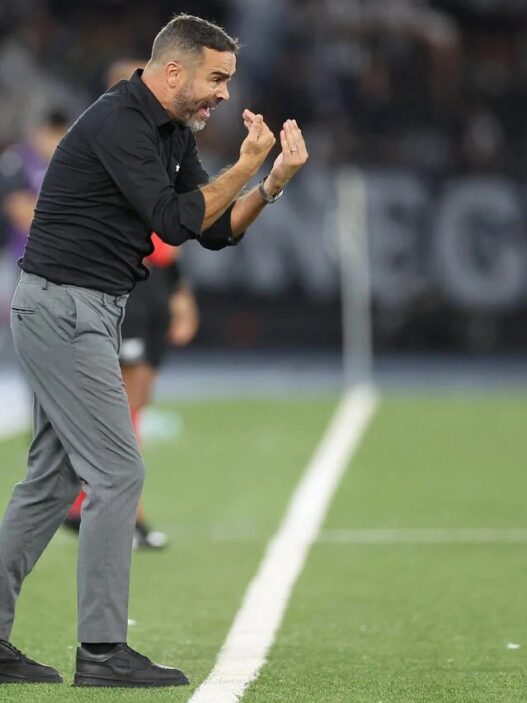 Favorito pela diretoria do Vasco, Artur Jorge afirma que ficará no Catar