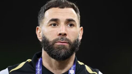 Vira a casaca, Benzema é anunciado em novo clube na Arábia