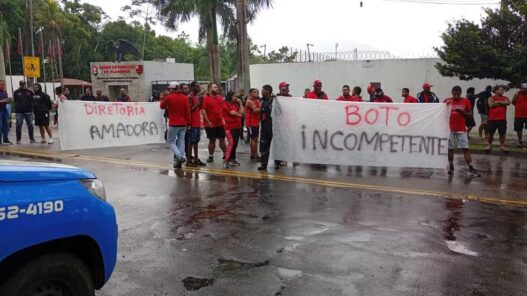 Torcida do Flamengo protesta e tem Filipe Luís e Boto como principais alvos