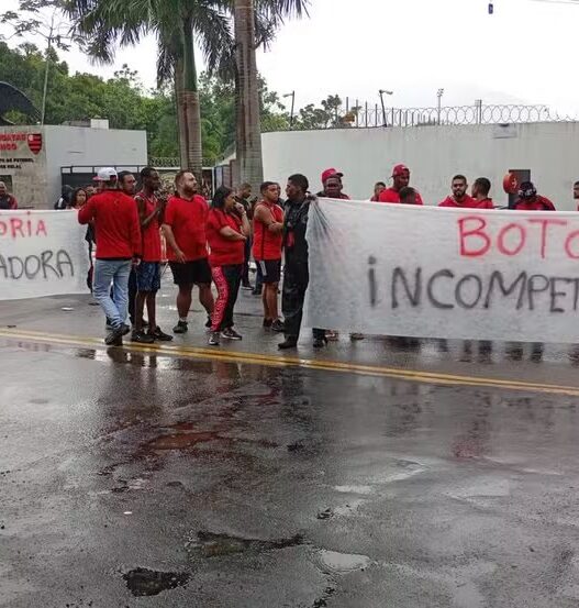Torcida do Flamengo protesta e tem Filipe Luís e Boto como principais alvos