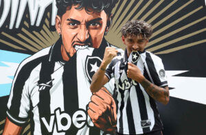 Medina é apresentado ao Botafogo e agradece empenho de Textor