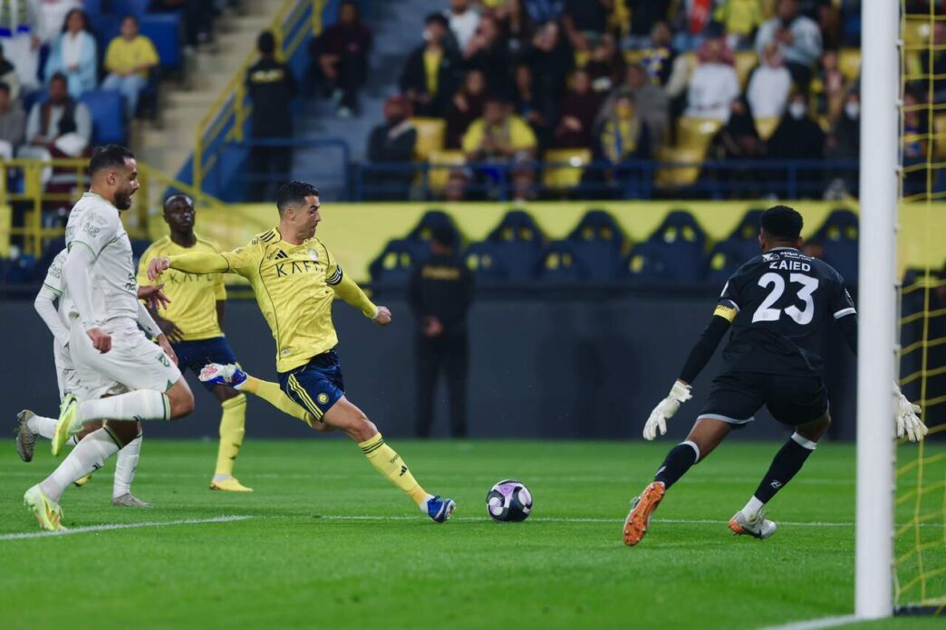 Feliz na Arábia, Cristiano Ronaldo chega aos 964 na carreira