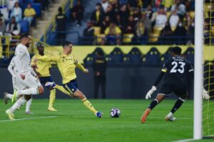 Feliz na Arábia, Cristiano Ronaldo chega aos 964 na carreira