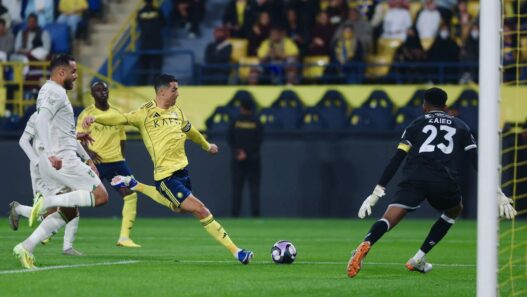 Feliz na Arábia, Cristiano Ronaldo chega aos 964 na carreira