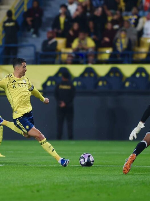 Feliz na Arábia, Cristiano Ronaldo chega aos 964 na carreira