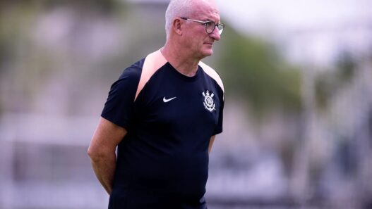 Dorival Jr reforça necessidade de contratações no Corinthians