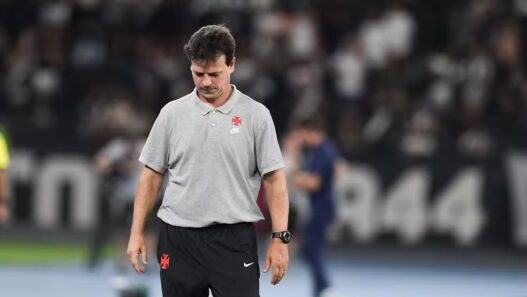 Vasco demite Fernando Diniz após derrota em clássico; veja seus números