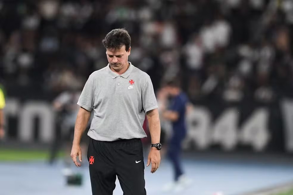 Vasco demite Fernando Diniz após derrota em clássico; veja seus números