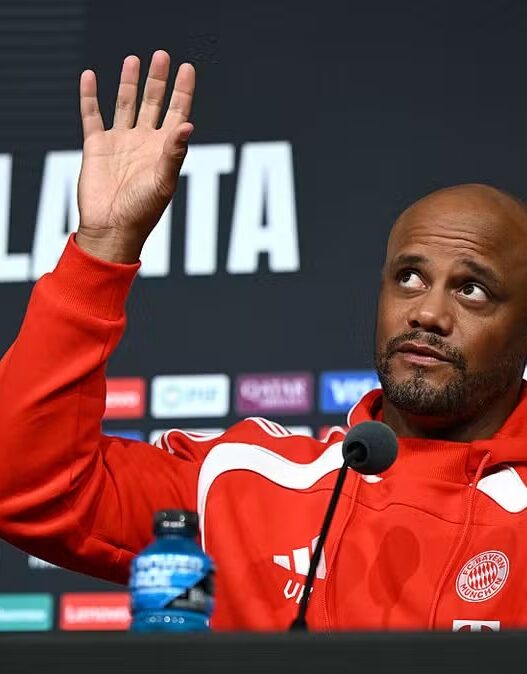 Kompany destaca Ronaldinho superior a Messi e Cristiano Ronaldo