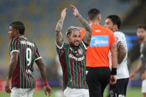 Com golaço de Lucho Acosta, Fluminense vence o Botafogo e assume a vice-liderança