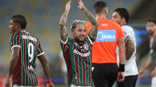Com golaço de Lucho Acosta, Fluminense vence o Botafogo e assume a vice-liderança