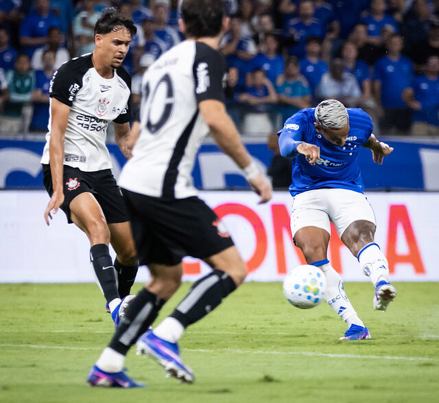 Sob olhares de Ancelotti, Cruzeiro e Corinthians empatam pelo Brasileirão