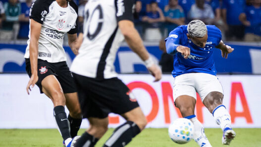 Sob olhares de Ancelotti, Cruzeiro e Corinthians empatam pelo Brasileirão