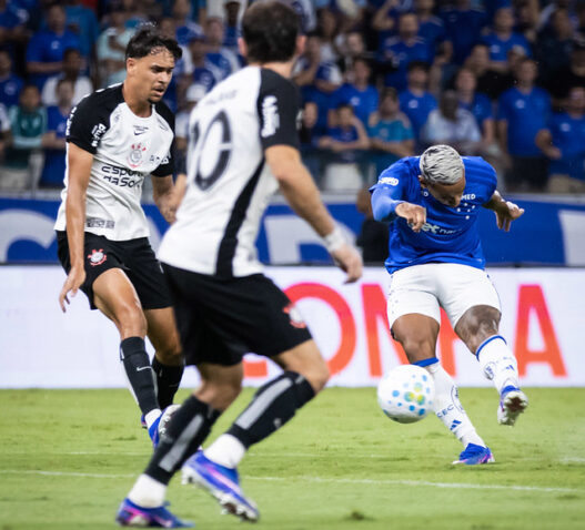 Sob olhares de Ancelotti, Cruzeiro e Corinthians empatam pelo Brasileirão