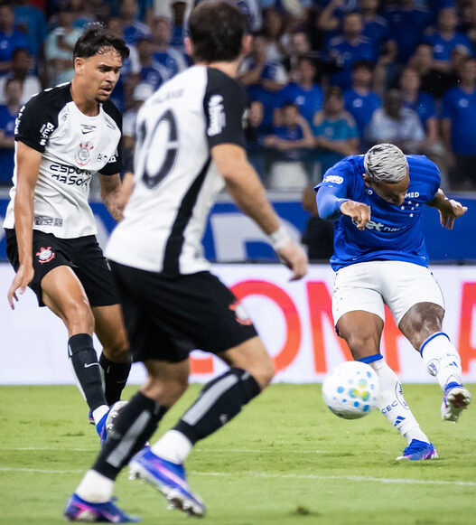 Sob olhares de Ancelotti, Cruzeiro e Corinthians empatam pelo Brasileirão