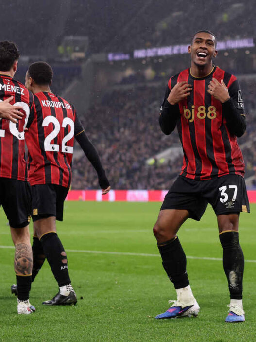 Rayan marca novamente e brilha, enquanto torcedor do United não vai cortar o cabelo, veja o resumo