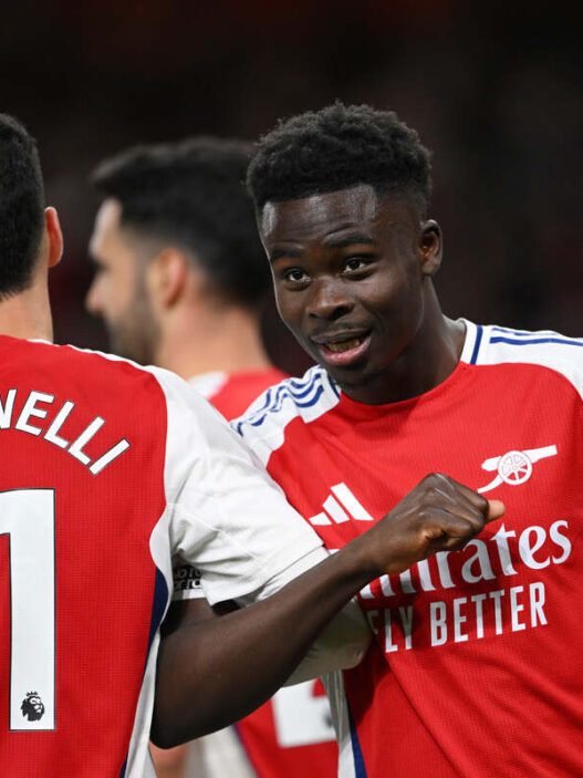 Saka renova com o Arsenal por mais cinco temporadas