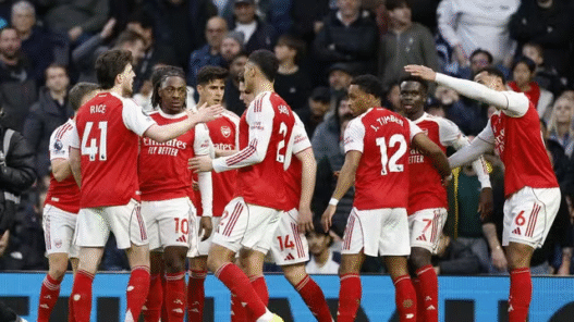 Arsenal goleia o Tottenham com show de Eze e Gyökeres