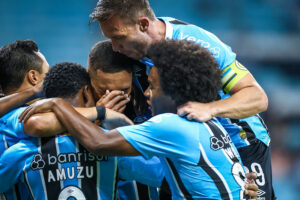 Carlos Vinicius marca três vezes e Grêmio detona o Botafogo na Arena