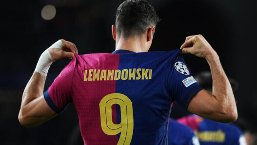 Técnico do Barcelona mantém Lewandowski no banco e fala sobre futuro do atacante