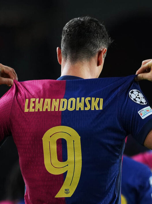 Técnico do Barcelona mantém Lewandowski no banco e fala sobre futuro do atacante