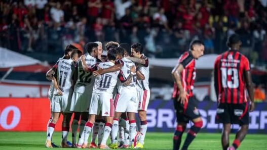 Rossi brilha no gol e Flamengo bate o Vitória no Barradão