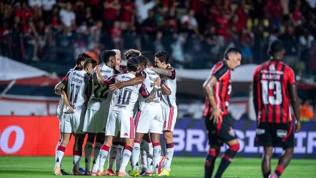 Rossi brilha no gol e Flamengo bate o Vitória no Barradão