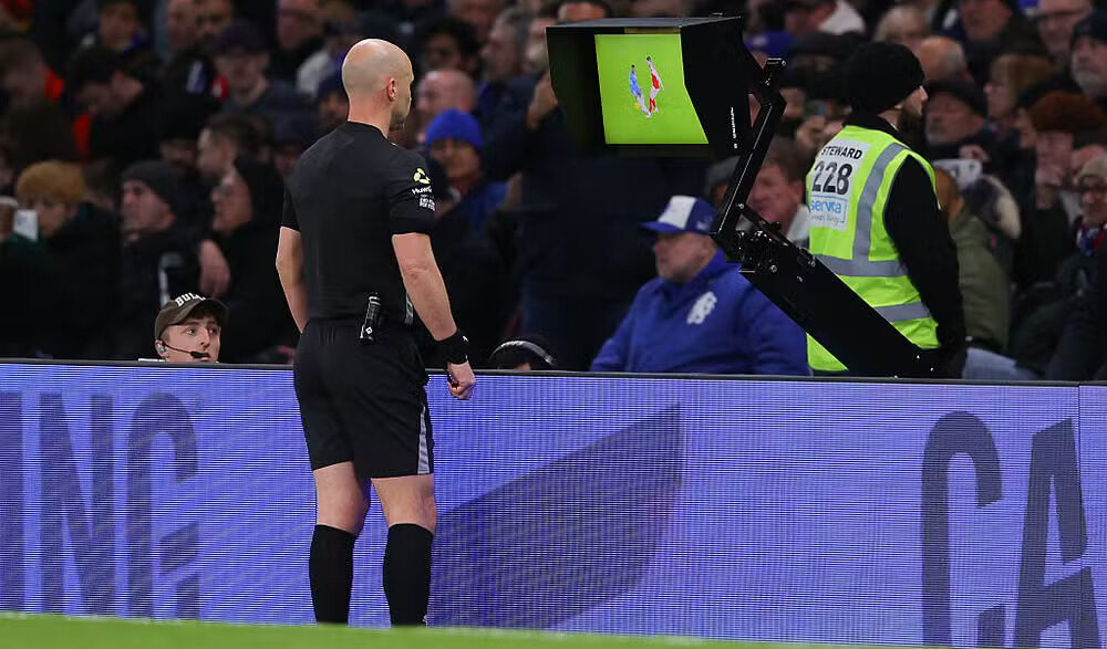 Inglaterra: pesquisa mostra que 75% são contrários ao uso do VAR no futebol
