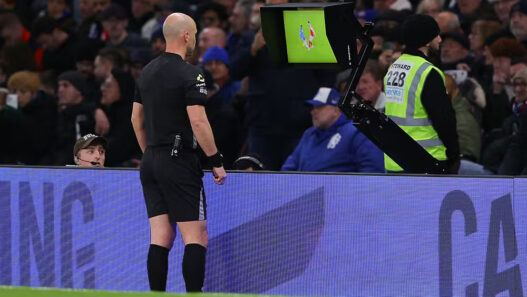 Inglaterra: pesquisa mostra que 75% são contrários ao uso do VAR no futebol