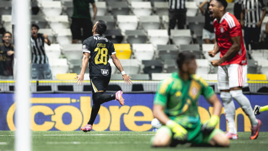 Cuello faz golaço, Atlético bate o Inter e vence a primeira no Brasileirão