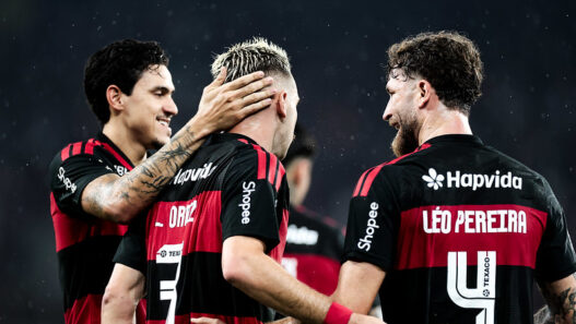 Flamengo vence o Remo, convence o seu torcedor e entra na briga pelo título