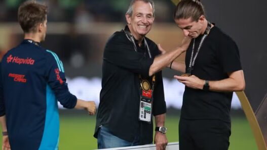 Em aúdio vazado, Bap explica demissão de Filipe Luís no Flamengo: "Quando pega um trem errado, tem que descer na primeira estação"