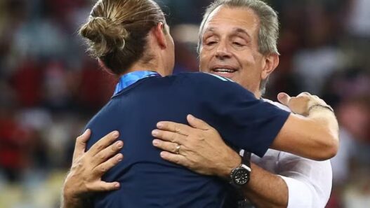 Bap, presidente do Flamengo, afirma que o time poderia correr riscos com Filipe Luís