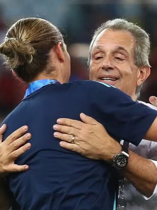 Bap, presidente do Flamengo, afirma que o time poderia correr riscos com Filipe Luís