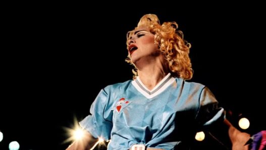 Clube da Espanha escreve carta aberta a Madonna em busca de camisa usada pela cantora na década de 90