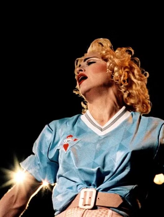 Clube da Espanha escreve carta aberta a Madonna em busca de camisa usada pela cantora na década de 90