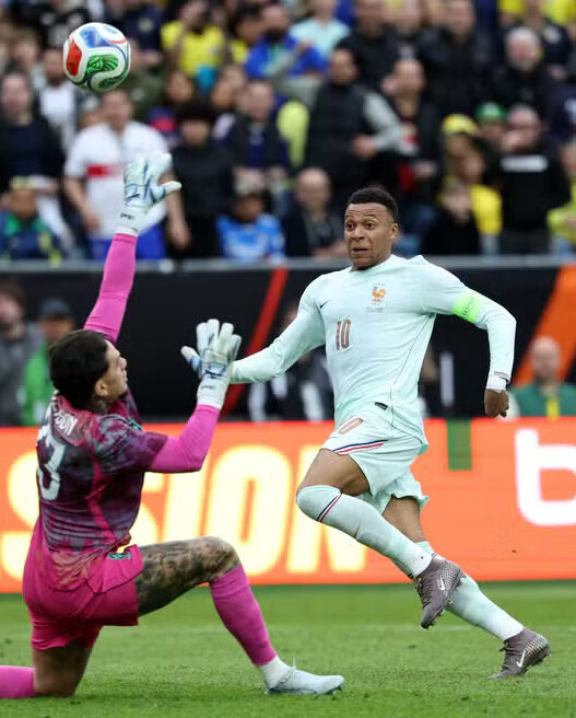 Mbappé marca golaço, Brasil perde para a França, e torcida pede convocação de Neymar