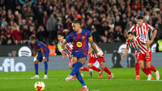 Raphinha marca, mas Barcelona não consegue remontada e é eliminado pelo Atlético de Madrid na Copa do Rei