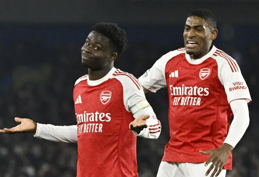 Saka decide, Arsenal vence e abre 7 pontos de vantagem para o City na Premier League