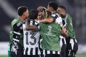Na despedida de Barboza, Botafogo vence e lidera grupo na Sula