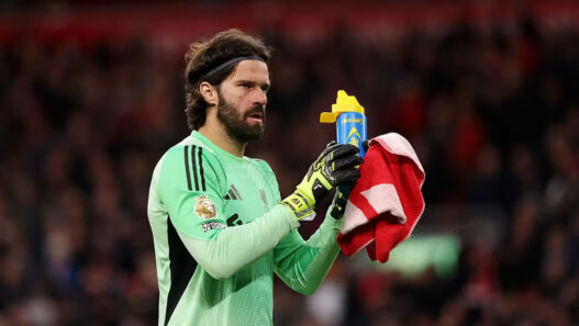 Alisson volta a sentir lesão e preocupa Seleção Brasileira e o Liverpool