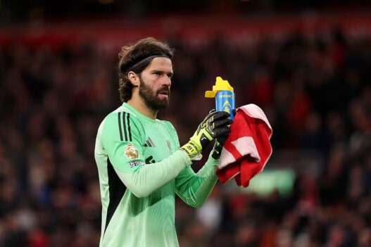 Alisson volta a sentir lesão e preocupa Seleção Brasileira e o Liverpool