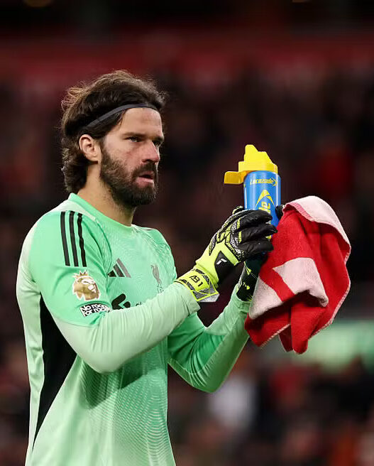 Alisson volta a sentir lesão e preocupa Seleção Brasileira e o Liverpool