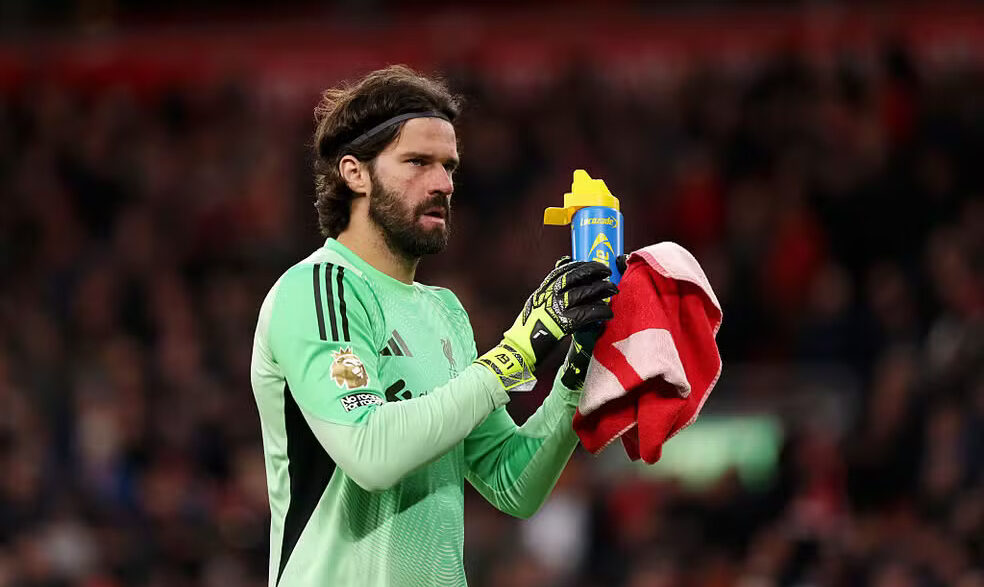 Alisson volta a sentir lesão e preocupa Seleção Brasileira e o Liverpool