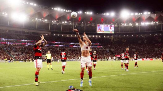 Com homenagem para Oscar, Arrascaeta decide pelo Flamengo, iguala Evaristo de Macedo e entra no top 20 dos maiores goleadores do clube