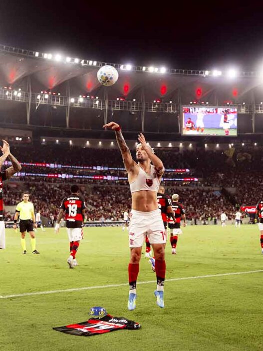 Com homenagem para Oscar, Arrascaeta decide pelo Flamengo, iguala Evaristo de Macedo e entra no top 20 dos maiores goleadores do clube