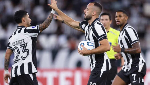 Arthur Cabral salva o Botafogo da derrota na estreia da Sula