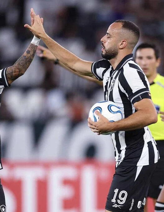 Arthur Cabral salva o Botafogo da derrota na estreia da Sula