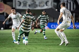 Santos e Coritiba empatam em jogo movimentado na Vila Belmiro